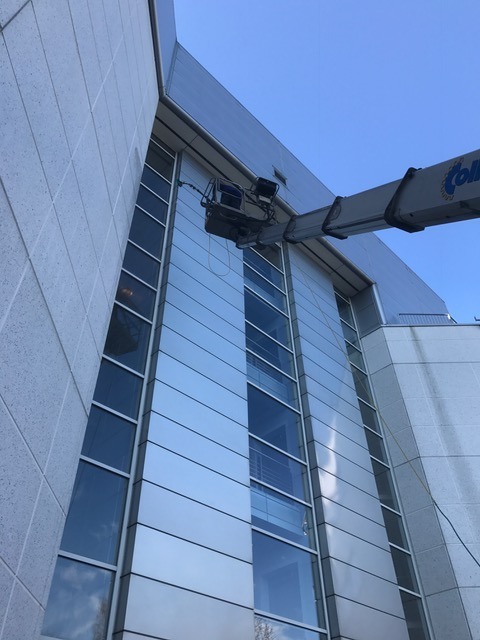 Professionele glasbewassing van bedrijfspand met hoogwerker en streeploze afwerking