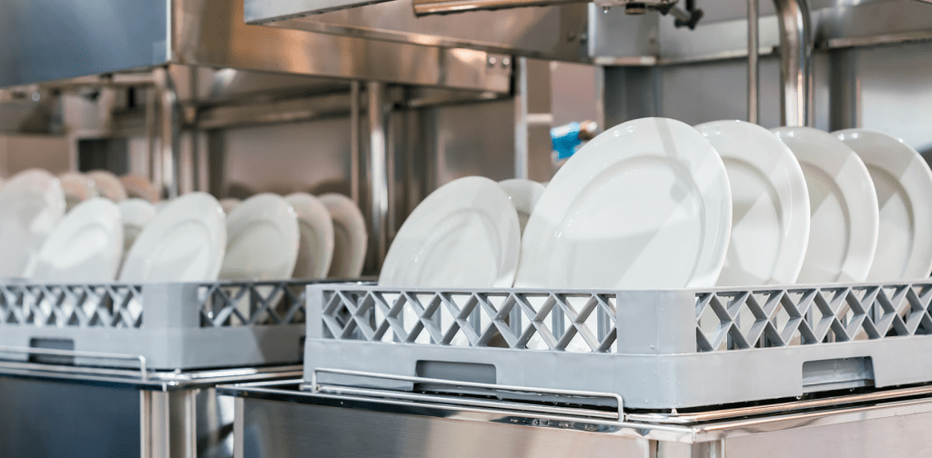 Schone borden na professionele keukenreiniging met vaste schoonmaakmedewerkers